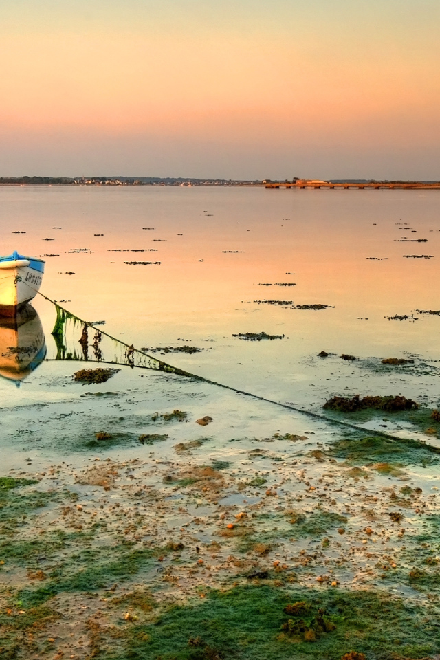 Лодка у озера