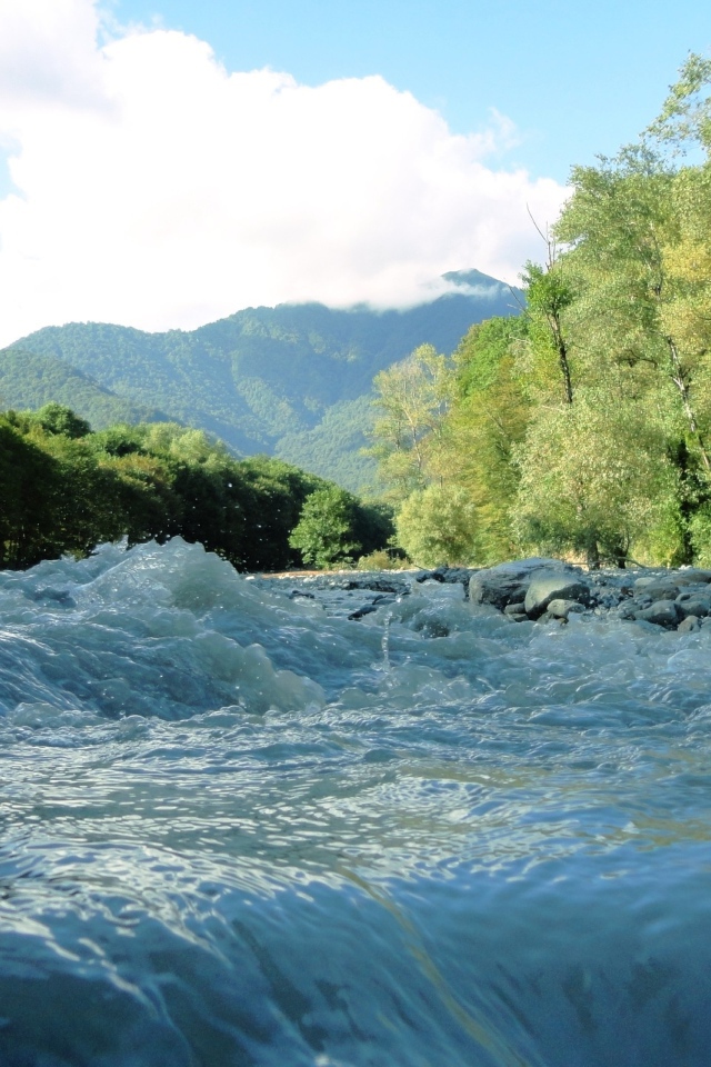 Бурлящие потоки горной реки