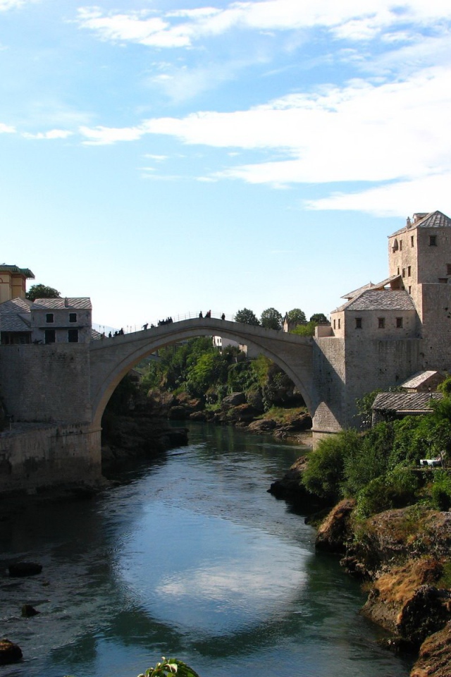 Крепость с мостом через реку