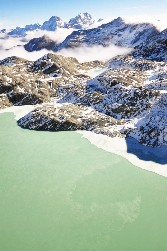 Озеро среди гор