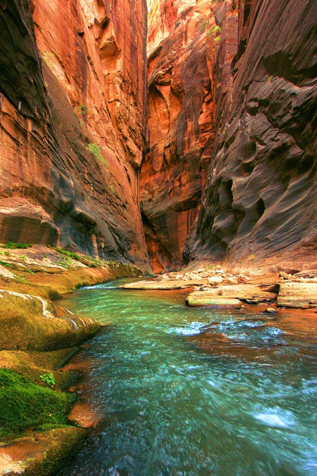 Река течет по ущелью