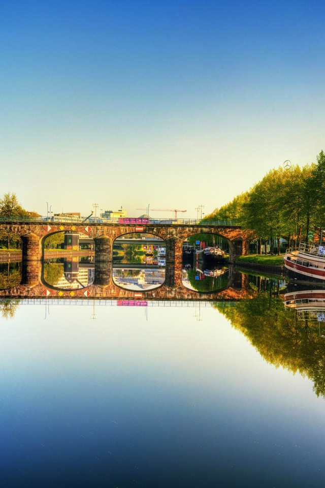 Катер плывет по реке