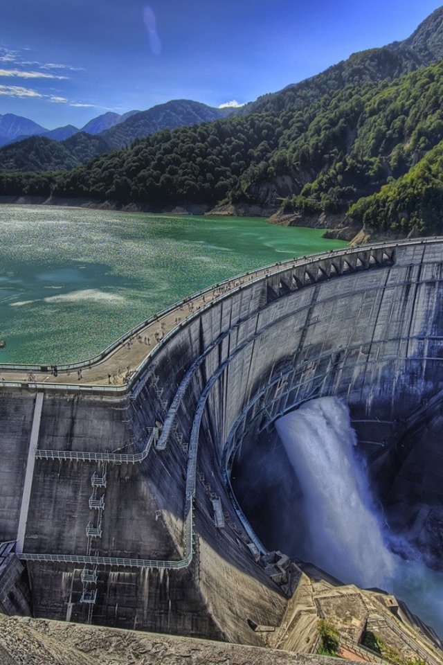 Плотина на реке Куробе