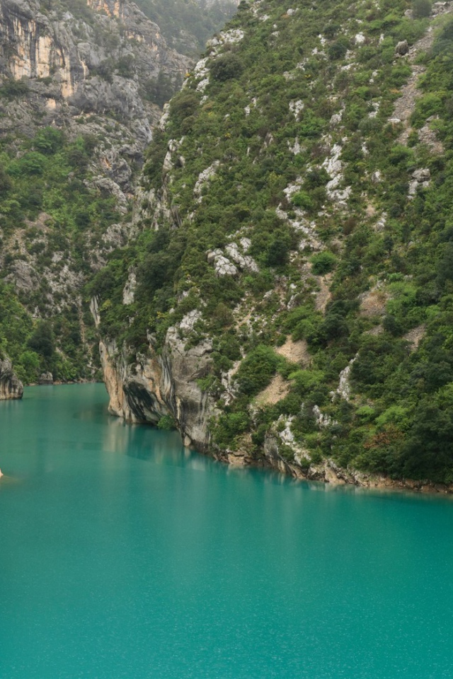 Озеро в ущелье