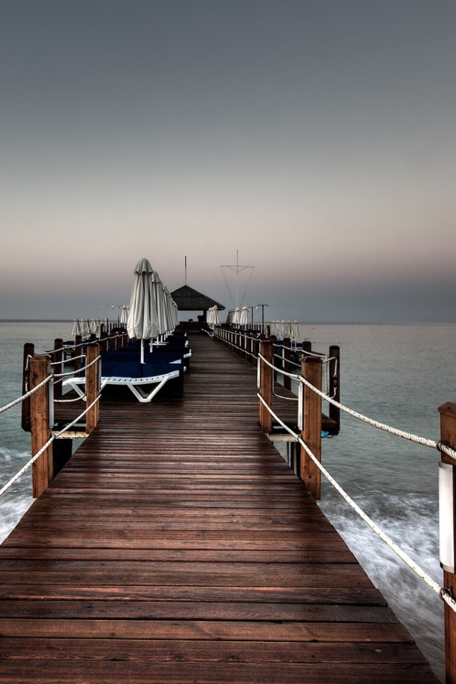 Деревянный мостик в море для отдыха