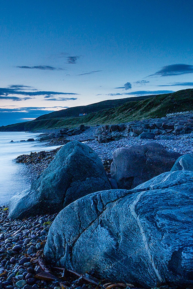 Костел на каменистом берегу
