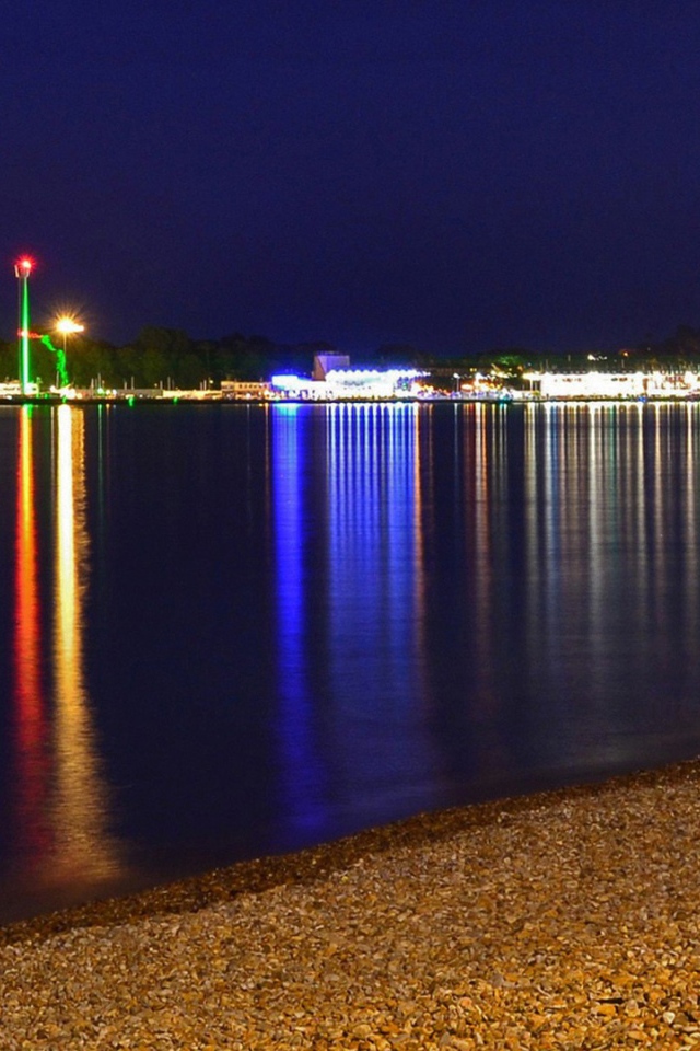 Вид на город через залив ночью