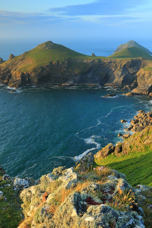 Зеленый мыс и туманная даль моря