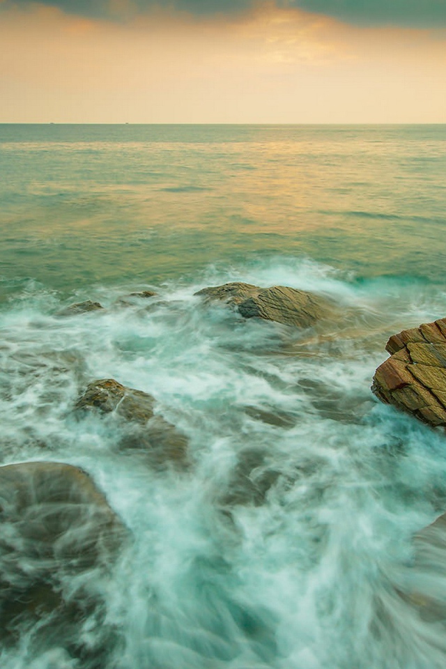 Морские волны на камнях