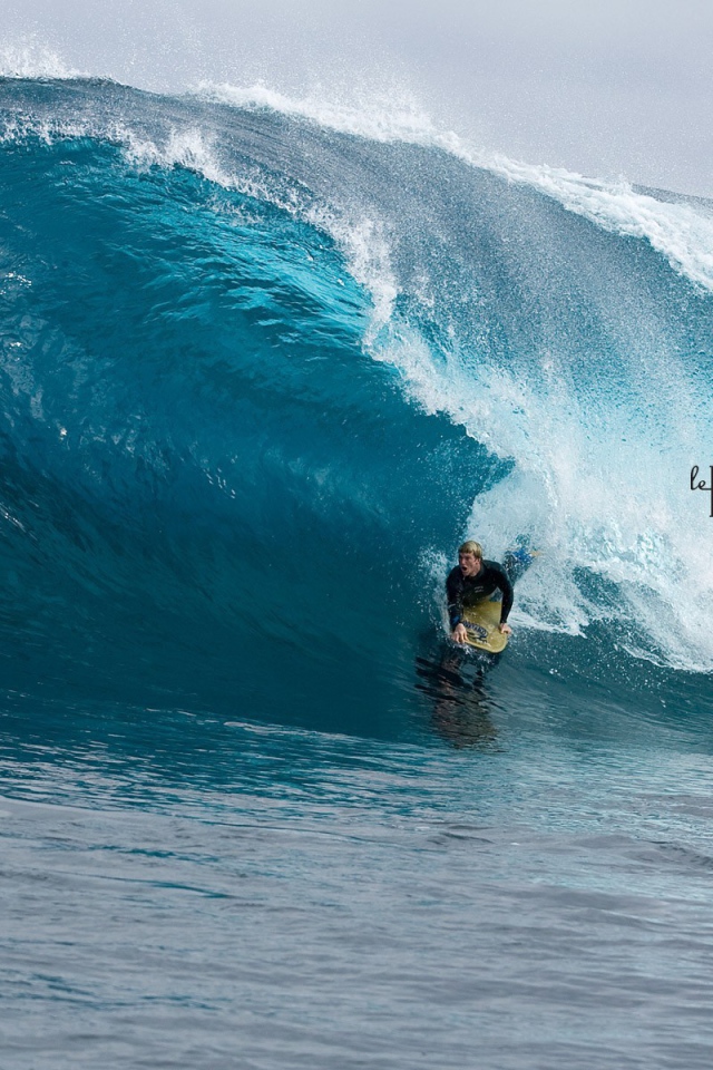 Катание на доске по волне