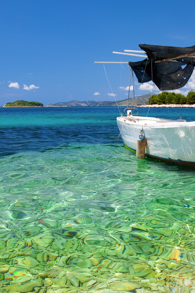 Лодка в прозрачной воде