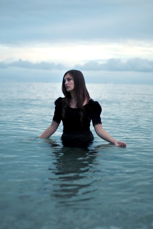 Девушка выходит из моря