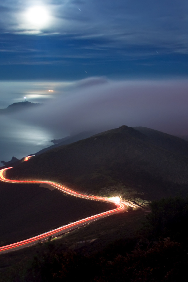 Освещенная дорога по берегу моря