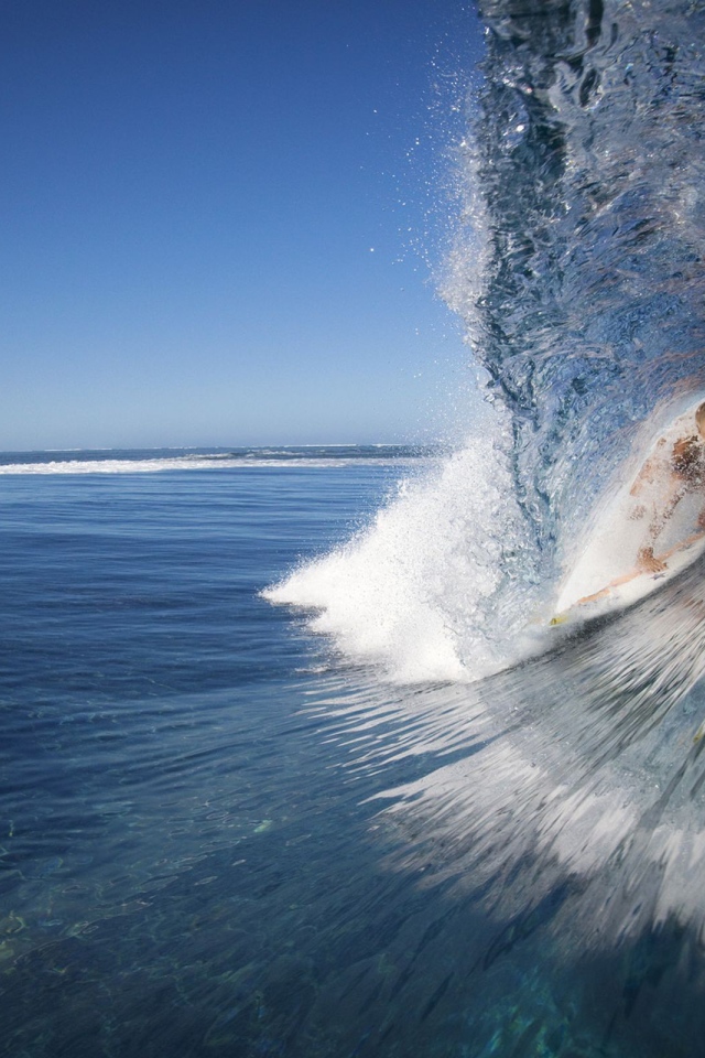 Девушка в волне
