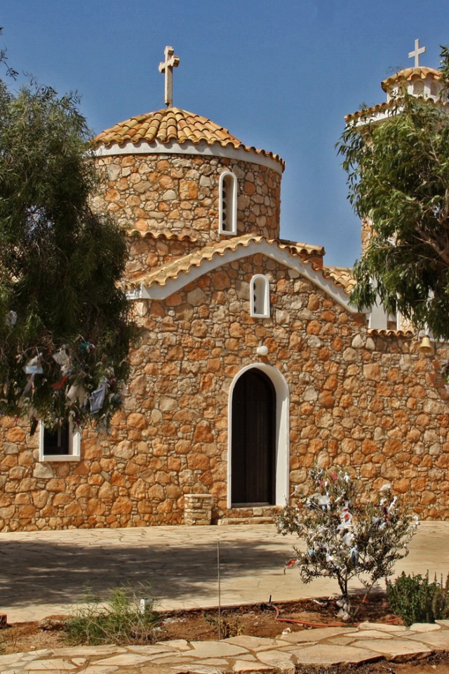 Религиозный храм у моря