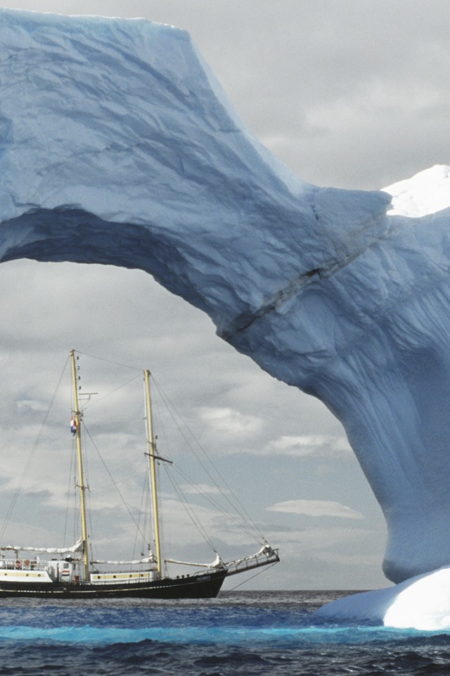 Корабль в Антарктиде