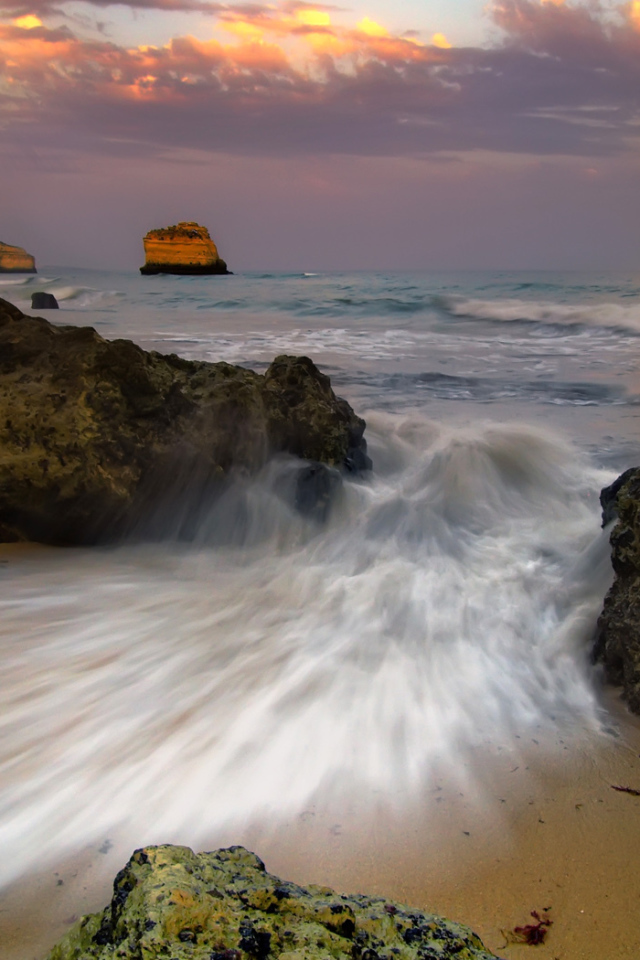 Брызги волны на песке