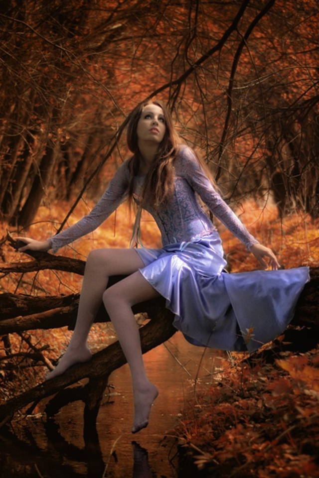 Рыжая девушка в осеннем лесу
