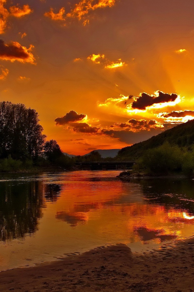 Красочный закат у озера