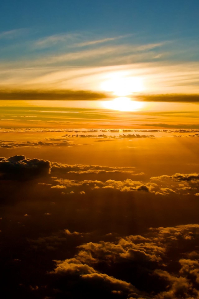 Золотой закат над облаками