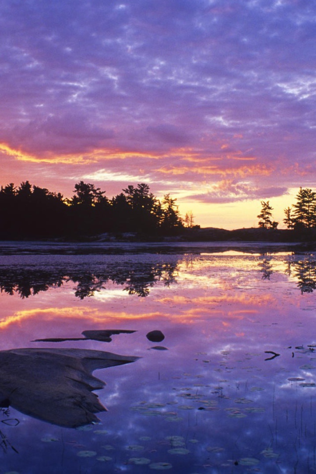 Сиреневый закат над озером