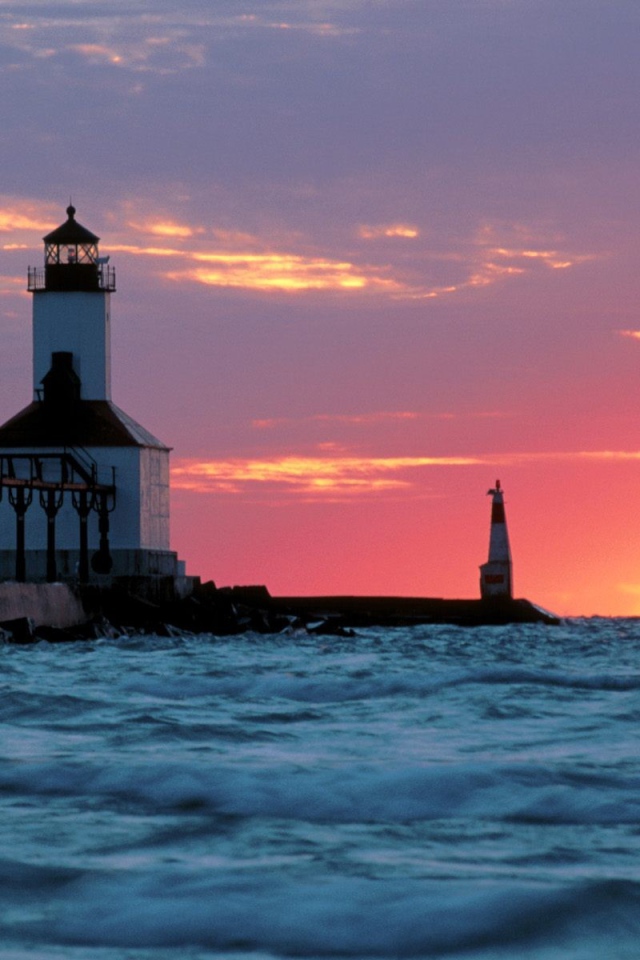 Розовый закат у маяка