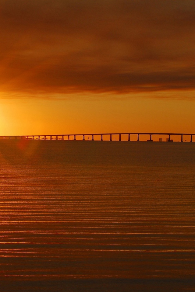 Переливы заката в волнах