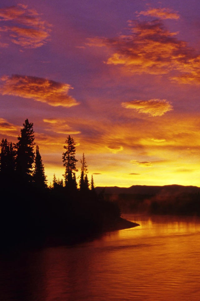 Красный закат на реке