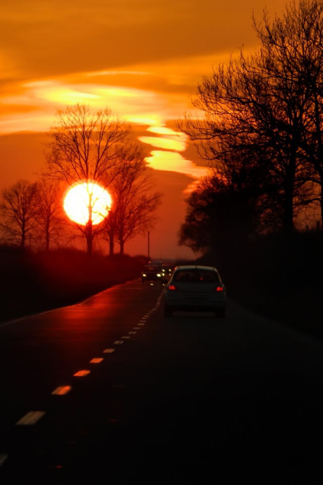 Красный закат на дороге