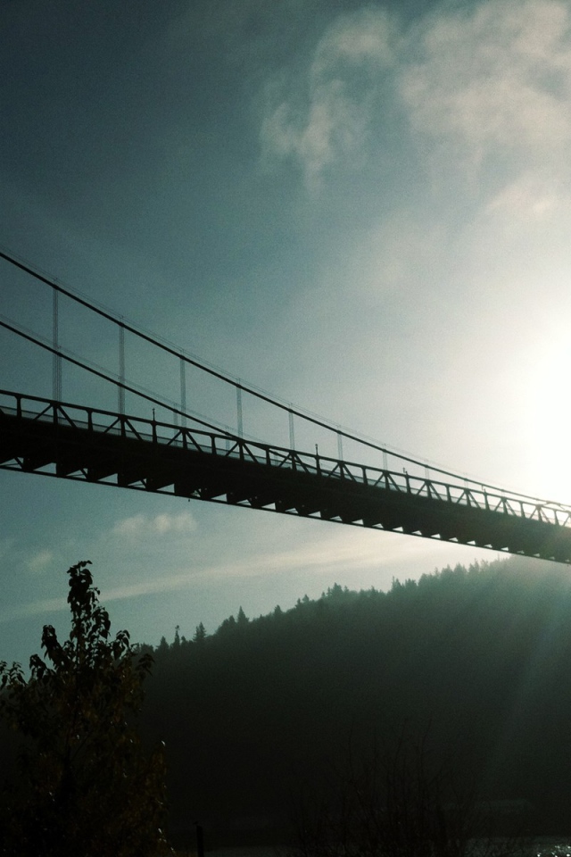 Закат у подвесного моста