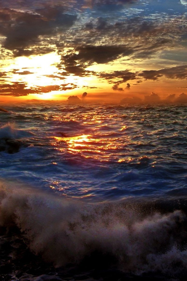 Закат на штормовом море