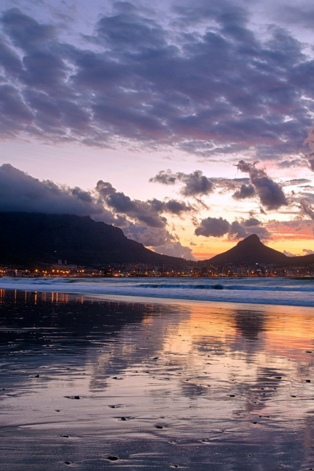 Закат на пляже над горами