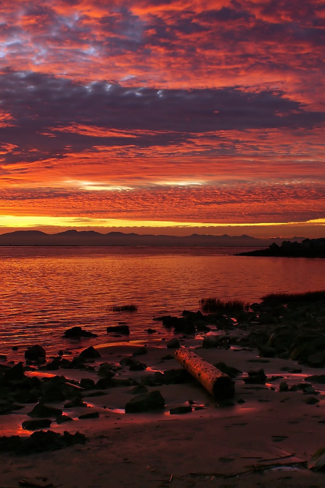 Закат на диком пляже