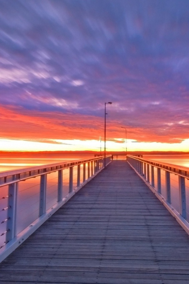 Закат над причалом