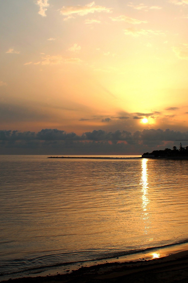 Закат над спокойным морем