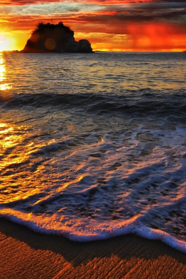 Пена волн на закате