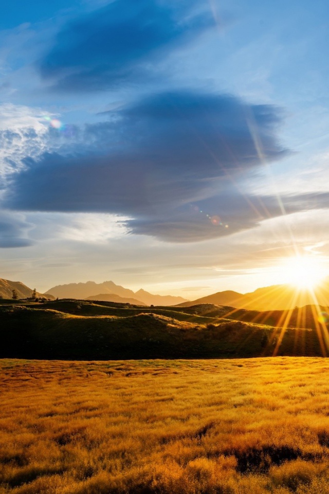 Солнце заходит за гору