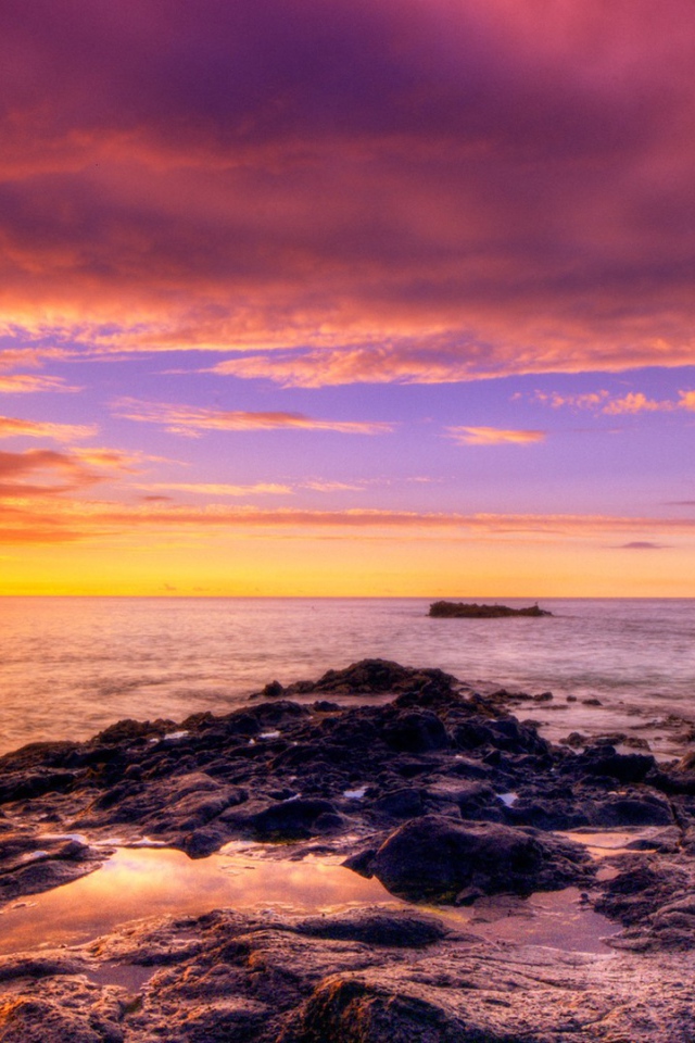 Разноцветный закат на каменистом побережье