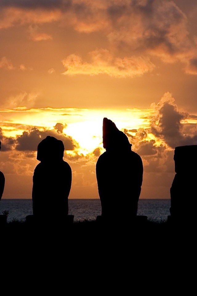 Силуэты статуй на закате