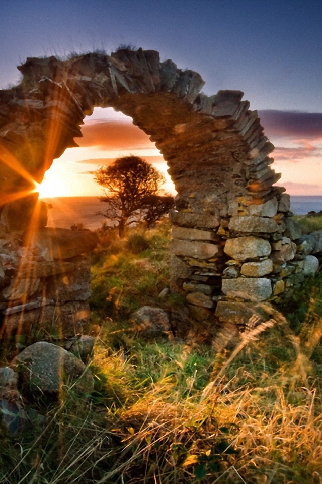 Закат у старинной арки