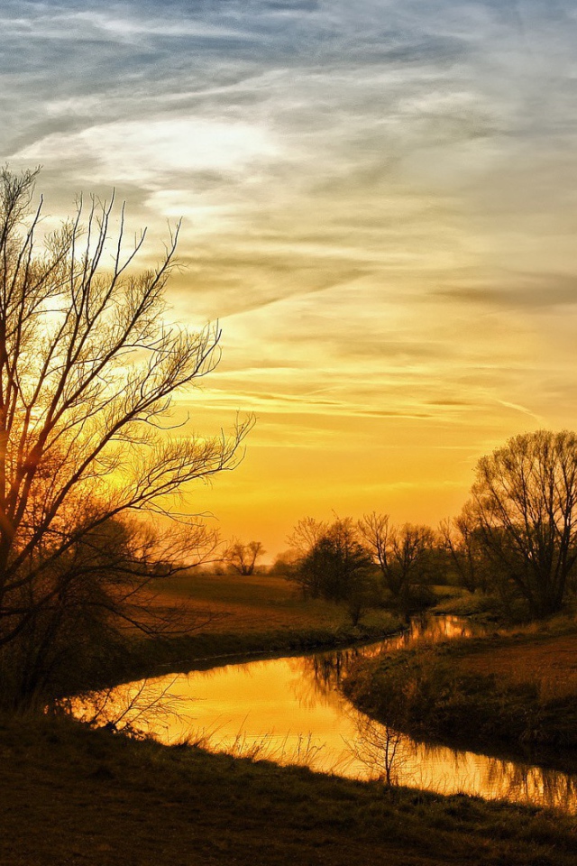 Закат над полем и рекой