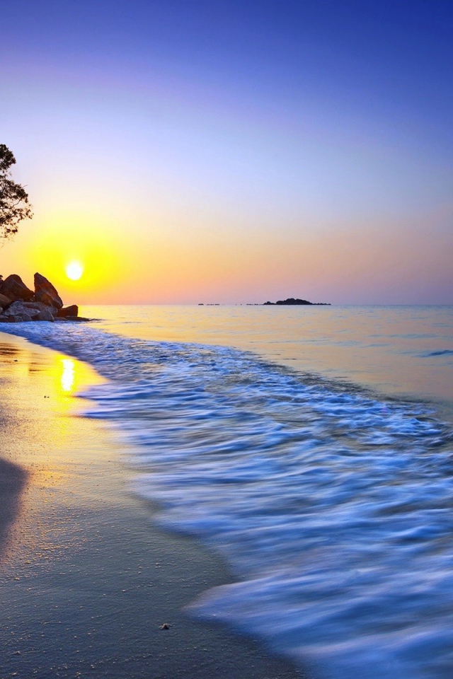 Желтый закат на пляже