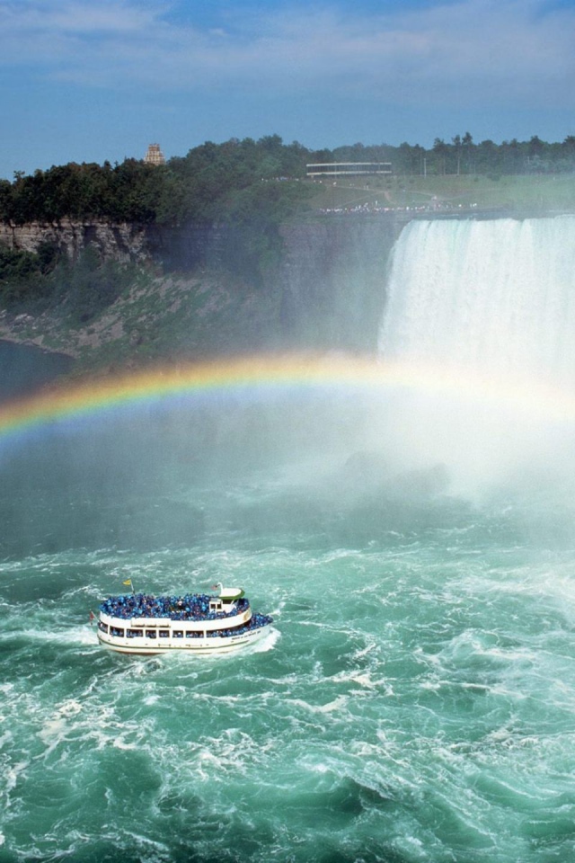 Катер под радугой у водопада
