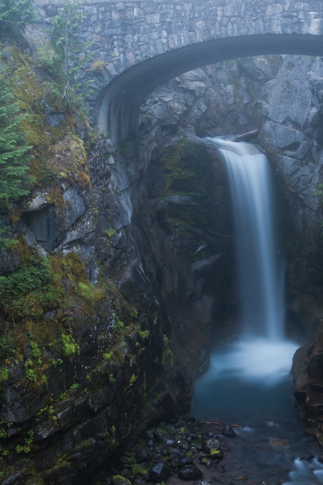 Водопад среди гор
