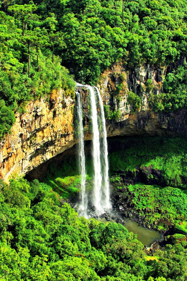 Водопад в горах