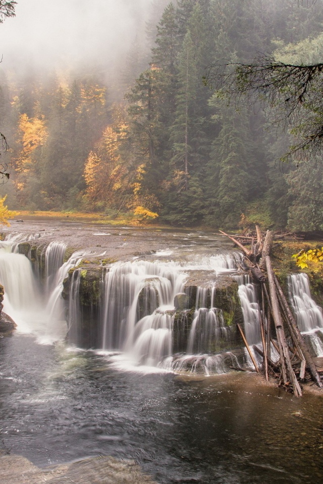 Пейзаж с водопадом на реке