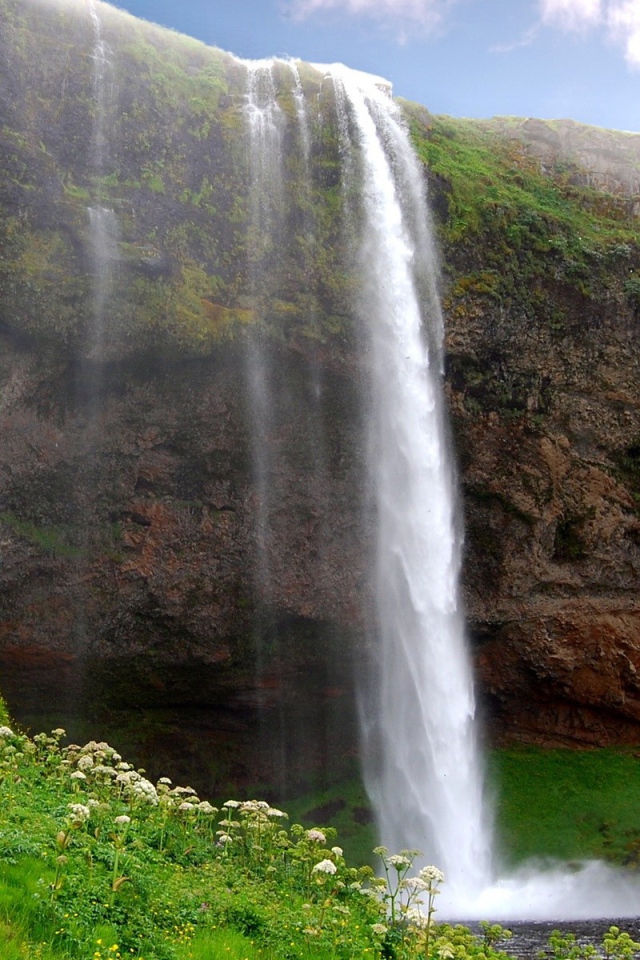Люди у водопада