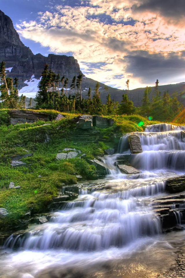 Закат у каскадного водопада