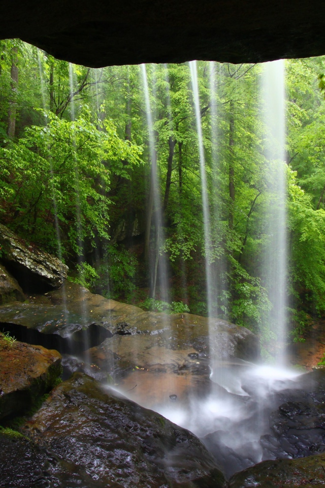 Вид на водопад из пещеры