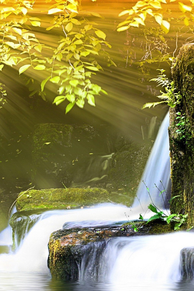 Водопад в лучах солнца